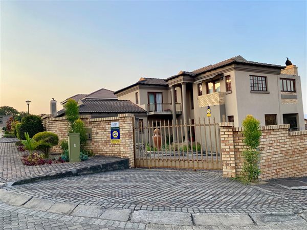4 Bedroom House 4 Bedroom House