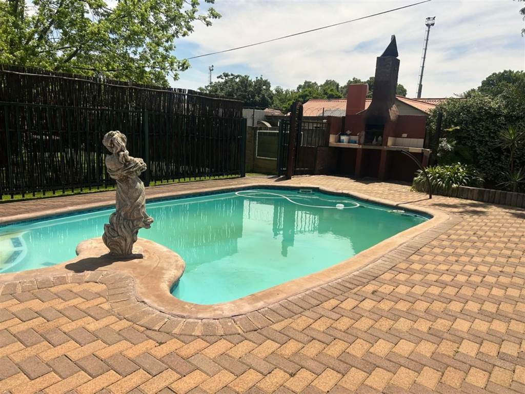 4 Bedroom House 4 Bedroom House