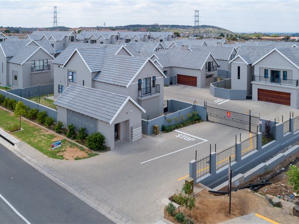 3 Bedroom Townhouse 3 Bedroom Townhouse